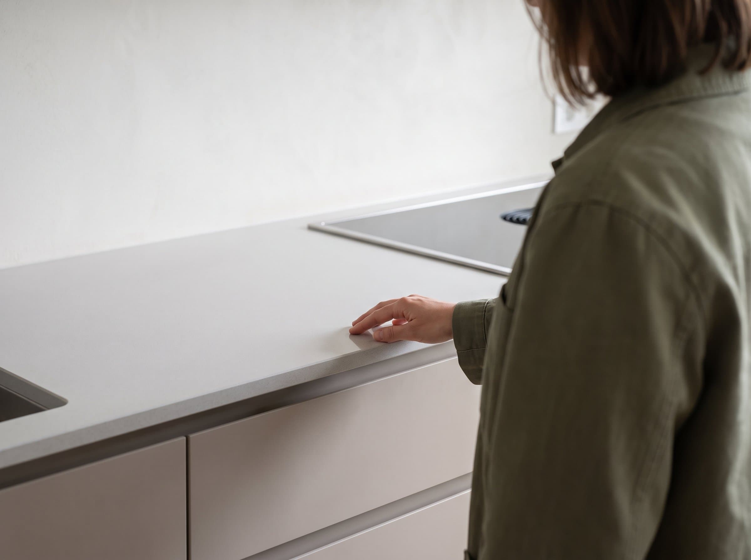 Ein Massband liegt gespannt an der Wand eines leeren Zimmers